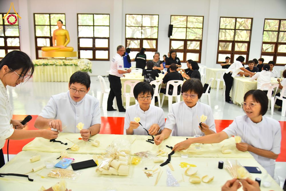 ภาพ No.327506:วันศุกร์ที่ 1 พฤษภาคม พ.ศ. 2569 รวมใจพสกนิกรชาวอำเภอคลองหลวง ประดิษฐ์ดอกไม้จันทน์ เพื่อใช้ในพิธีถวายดอกไม้จันทน์ในงานพระราชพิธีถวายพระเพลิงพระบรมศพ สมเด็จพระนางเจ้าสิริกิติ์ พระบรมราชินีนาถ พระบรมราชชนนีพันปีหลวง ณ วัดพระธรรมกาย