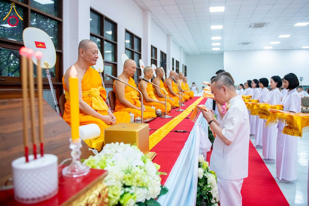 ภาพ No.314466:วันพฤหัสบดีที่ 19 มีนาคม พ.ศ. 2569 พิธีบำเพ็ญกุศล คุณพ่อณรงค์ จินตมากุล โยมบิดา พระครูปลัดรัตนวีรวัฒน์ (รังสฤษดิ์ อิทฺธิจินตโก) ที่ปรึกษาเจ้าคณะจังหวัดปทุมธานี เจ้าอาวาสวัดพระธรรมกาย  ณ ห้องปลูกศรัทธา 2 วัดพระธรรมกาย ปทุมธานี