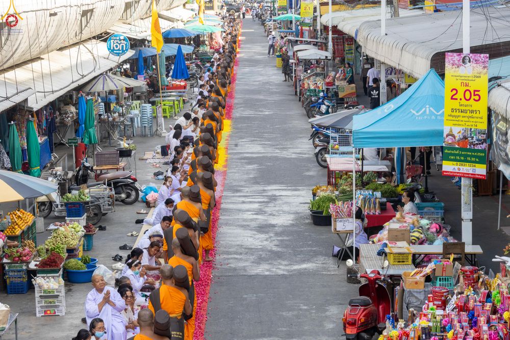 ภาพ No.287762:วันที่ 3 มกราคม พ.ศ. 2569 พิธีต้อนรับพระธรรมยาตรา ครั้งที่ 2 (ภาพชุดที่ 2) ในโครงการธรรมยาตรา กตัญญูบูชา มหาปูชนียาจารย์ พระมงคลเทพมุนี(สด จนฺทสโร) พระผู้ปราบมาร อนุสรณ์สถาน 7 แห่ง ปีที่ 14 ณ อนุสรณ์สถานมหาวิหารพระมงคลเทพมุนี (โลตัสแลนด์) อ.สองพี่น้อง จ.