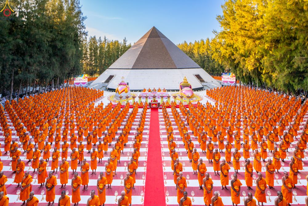 ภาพ No.290063:วันที่ 6 มกราคม พ.ศ. 2569 พิธีจุดประทีปถวายเป็นพุทธบูชา และบูชาธรรมมหาปูชนียาจารย์ (ภาพชุดที่ 2) ณ อนุสรณ์สถานมหาวิหารพระมงคลเทพมุนี (โลตัสแลนด์) อ.สองพี่น้อง จ.สุพรรณบุรี ในโครงการธรรมยาตรา กตัญญูบูชา มหาปูชนียาจารย์ พระมงคลเทพมุนี(สด จนฺทสโร) พระผู้ปรา