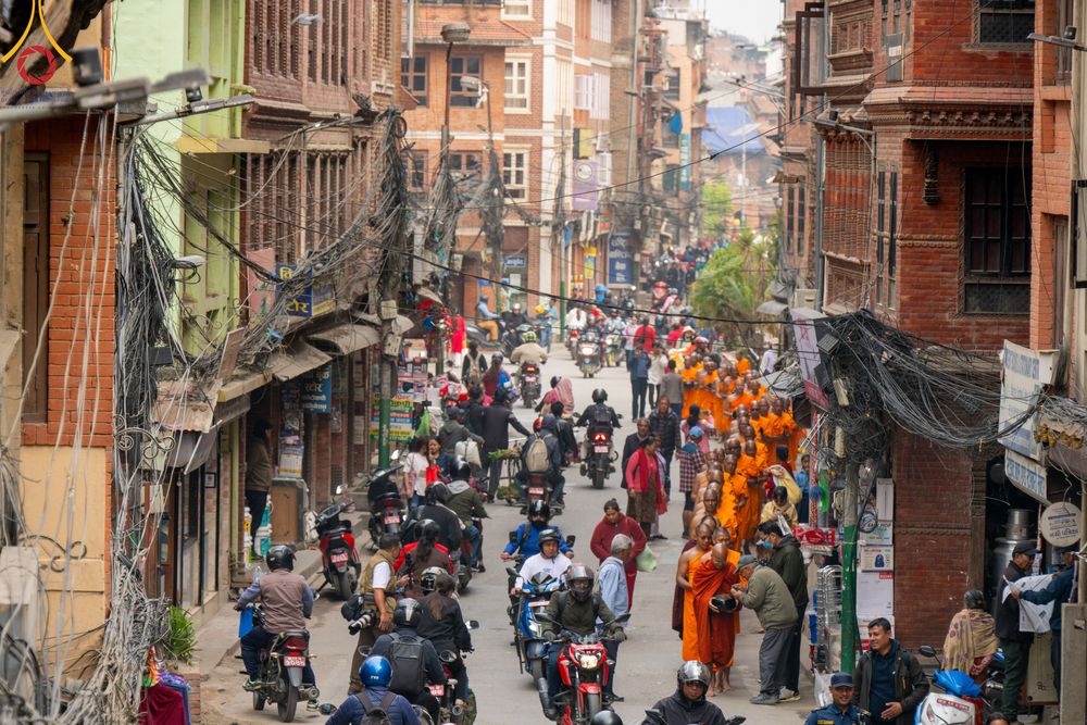 ภาพ No.317271:วันอังคารที่ 31 มีนาคม พ.ศ.2569 จาริกบิณฑบาตแห่งศรัทธา จากวัดอเชศวรสู่สี่แยกปาตันและวัดศรี ประเทศเนปาล