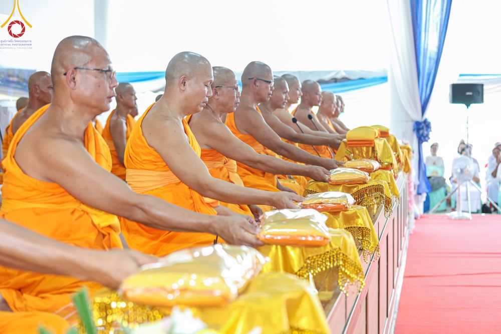 ภาพ No.327143:วันศุกร์ที่ 1 พฤษภาคม พ.ศ.2569 พิธีทอดผ้าป่า โปรยรัตนชาติ ตอกเสาเข็มมงคลต้นแรก สถาปนา “องค์พระเจดีย์เพื่อสร้างสันติภาพโลก” (แห่งแรกของภาคอีสาน) ณ ธุดงคสถานอำนาจเจริญ  อ.เมือง จ.อำนาจเจริญ