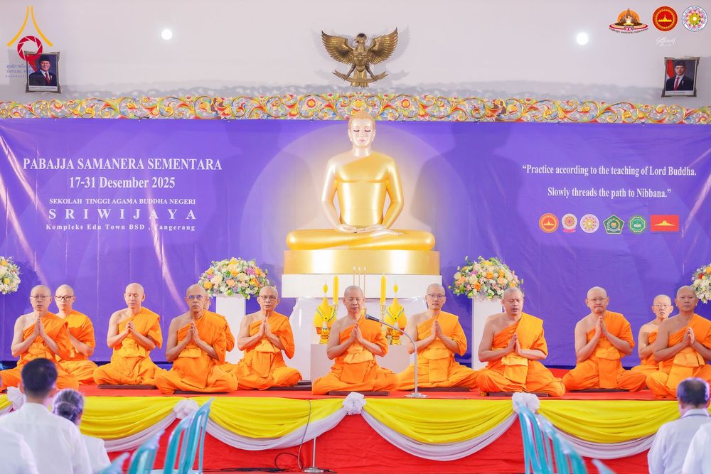 ภาพ No.284427:วันพุธที่ 17  ธันวาคม พ.ศ.2568  พิธีปลงผมนาคธรรมทายาท  โครงการบรรพชาสามเณรและบวชอุบาสิกาแก้ว  ณ วิทยาลัยศรีวิจายา (Sekolah Tinggi Agama Buddha Negeri Sriwijaya) เมืองตังเกอรัง จังหวัดบันเตน ประเทศอินโดนีเซีย