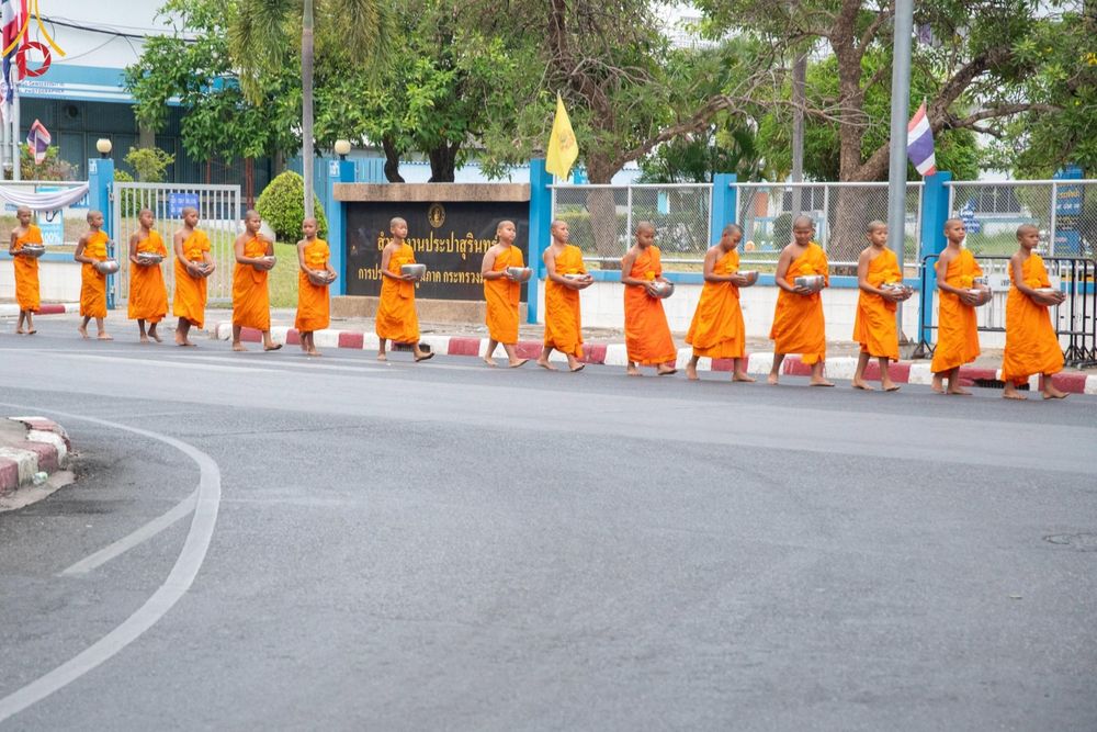 ภาพ No.62029:สามเณรจากศูนย์อบรมเยาวชนสุรินทร์ ออกบิณฑบาต รอบอำเภอเมือง จ.สุรินทร์ ในโครงการบรรพชาสามเณร ฟื้นฟูพระพุทธศาสนาทั่วไทย วันที่ 9 เมษายน พ.ศ. 2567