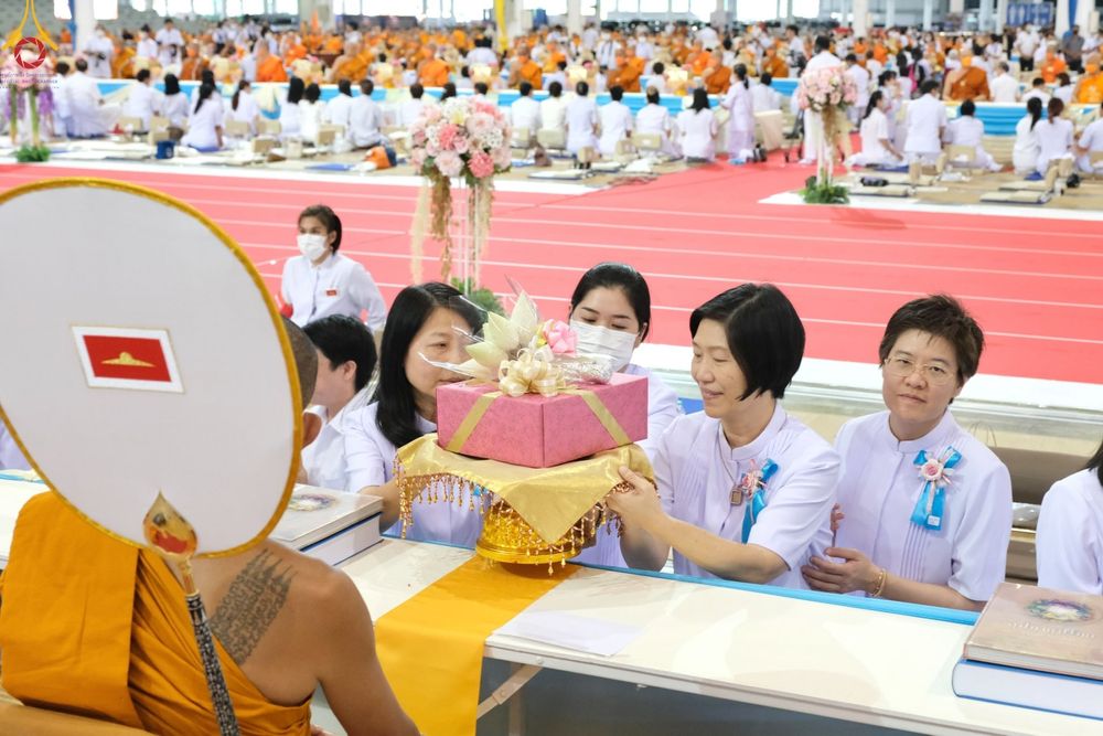 ภาพ No.85343:พิธีถวายมหาสังฆทานคณะสงฆ์ 2000 กว่าวัดทั่วประเทศปีที่ 23, พิธีถวายไทยธรรมคณะสงฆ์ 323 วัด 4 จังหวัดชายแดนภาคใต้, พิธีมอบปัจจัยช่วยเหลือครู 4 จังหวัดชายแดนภาคใต้ ณ สภาธรรมกายสากล วัดพระธรรมกาย ในวันสมาธิโลก อาทิตย์ที่ 6 สิงหาคม พ.ศ. 2566