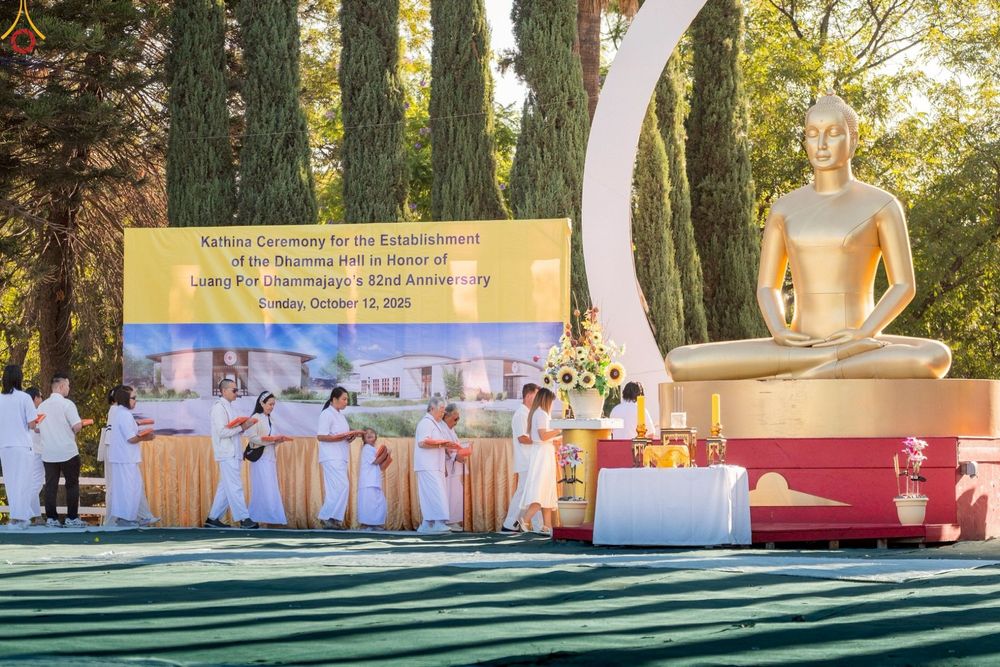 ภาพ No.252217:วันที่ 4-5 ตุลาคม พ.ศ. 2568  วัดพระธรรมกายแคลิฟอร์เนีย ประเทศสหรัฐอเมริกา ได้จัดพิธีตัดปอยผม โดยคณะสงฆ์ ญาติ ๆ และสาธุชน ให้กับนาคธรรมทายาท 8 ท่าน และได้จัดพิธีบรรพชา-อุปสมบท ฉลองพิธีทอดกฐินบรมจักรพรรดิ สร้างอุโบสถ 82 ปี บูชาธรรมหลวงพ่อธัมมชโย