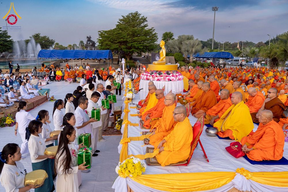 ภาพ No.276896:วันเสาร์ที่ 6 ธันวาคม พ.ศ. 2568 พิธีตักบาตรพระ 1,000 รูป อุทิศถวายพระราชกุศลสมเด็จพระนางเจ้าสิริกิติ์ พระบรมราชินีนาถ พระบรมราชชนนี พันปีหลวง และ ทำบุญเมืองลำปาง ครบรอบ 1,345 ปี ณ ลานพระบรมราชานุสาวรีย์สมเด็จพระนเรศวรมหาราชนครลำปาง อ.เกาะคา จ.ลำปาง