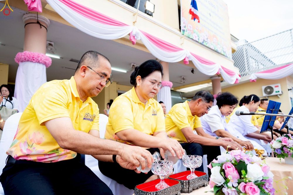 ภาพ No.241866:วันอาทิตย์ที่ 31 สิงหาคม พ.ศ. 2568 พิธีทำบุญแด่คณะสงฆ์ 122 รูป ฉลอง 121 ปี อำเภอคลองหลวง จ.ปทุมธานี เพื่อนำส่งช่วยเหลือคณะสงฆ์ 323 วัด 4 จังหวัดชายแดนภาคใต้ และช่วยเหลือประชาชนจากเหตุปะทะ แนวชายแดนไทย-กัมพูชา ณ บริเวณหน้าที่ว่าการอำเภอคลองหลวง 