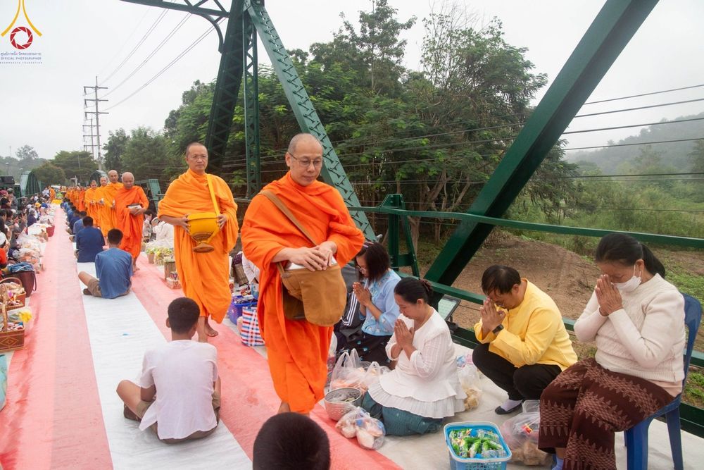 ภาพ No.101998:พิธีตักบาตรพระ 111 รูป ณ สะพานประวัติศาสตร์  อ.ปาย จ.แม่ฮ่องสอน วันอาทิตย์ที่ 10 ธันวาคม พ.ศ. 2566