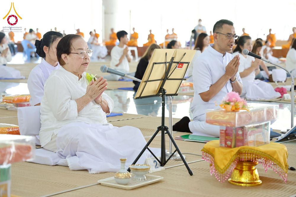 ภาพ No.262661:วันที่ 18,25 ตุลาคม พ.ศ. 2568 พิธีถวายภัตตาหารเมนูสวรรค์ เพื่อการบรรลุธรรม ณ หอฉันคุณยายอาจารย์ฯ วัดพระธรรมกาย