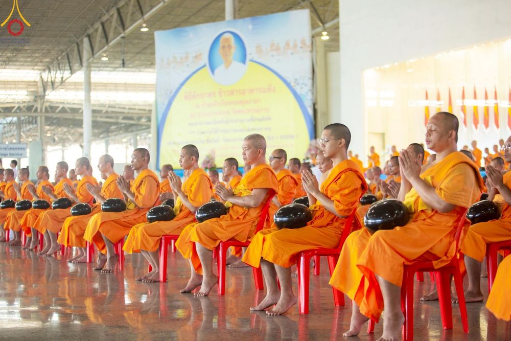 ภาพ No.221956:วันที่ 4 พฤษภาคม พ.ศ. 2568 พิธีตักบาตร เนื่องในวันอาทิตย์ต้นเดือน ณ บ้านแก้วเรือนทองคุณยายฯ วัดพระธรรมกาย