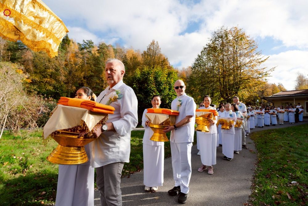 ภาพ No.260657:วันอาทิตย์ที่ 19 ตุลาคม พ.ศ. 2568 พิธีทอดกฐิน วัดพระธรรมกายสตอกโฮล์ม ประเทศสวีเดน 