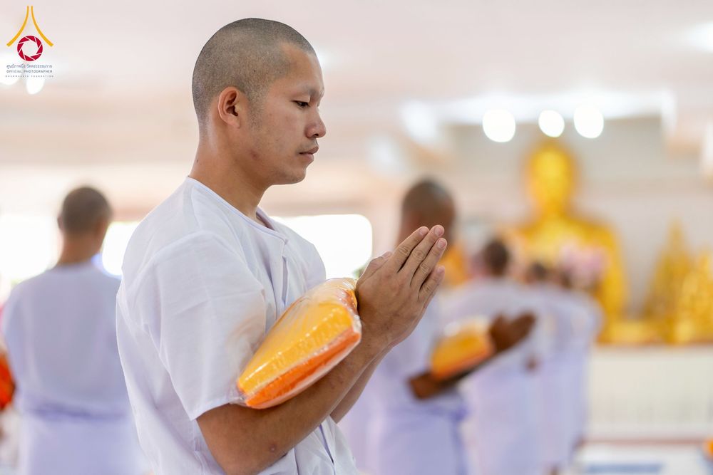 ภาพ No.275842:วันพุธที่ 3 ธันวาคม พ.ศ. 2568 พิธีบรรพชาอุปสมบท โครงการอุปสมบทบูชาธรรมมหาปูชนียาจารย์ ศูนย์อบรม : ศูนย์ส่งเสริมศีลธรรม จ.พะเยา ณ โบราณสถานพระธาตุจอมทอง และ โบสถ์กลางน้ำ วัดพระธาตุศรีโคมคำ อำเภอเมือง จังหวัดพะเยา