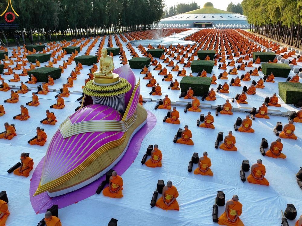 ภาพ No.104374:พระธรรมยาตราร่วมปฏิบัติธรรม และถ่ายภาพหมู่ประวัติศาสตร์ หน้ามหาวิหารพระมงคลเทพมุนี วันที่ 27 ธันวาคม พ.ศ. 2566