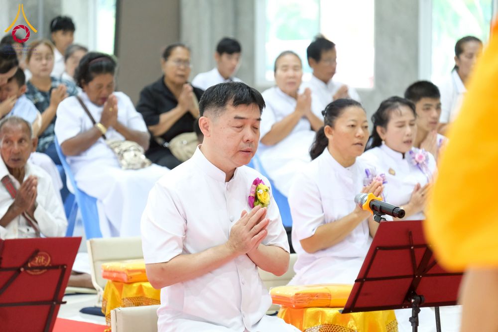 ภาพ No.277909:พิธีตัดปอยผมและปลงผมนาคธรรมทายาท พิธีขอขมาผู้ปกครอง ณ ศูนย์อบรมเยาวชนนครปฐม จ.นครปฐม และพิธีมอบบาตร ผ้าไตร นาคธรรมทายาท พิธีบรรพชา อุปสมบทหมู่ ณ วัดลาดหญ้าไทร จ.นครปฐม