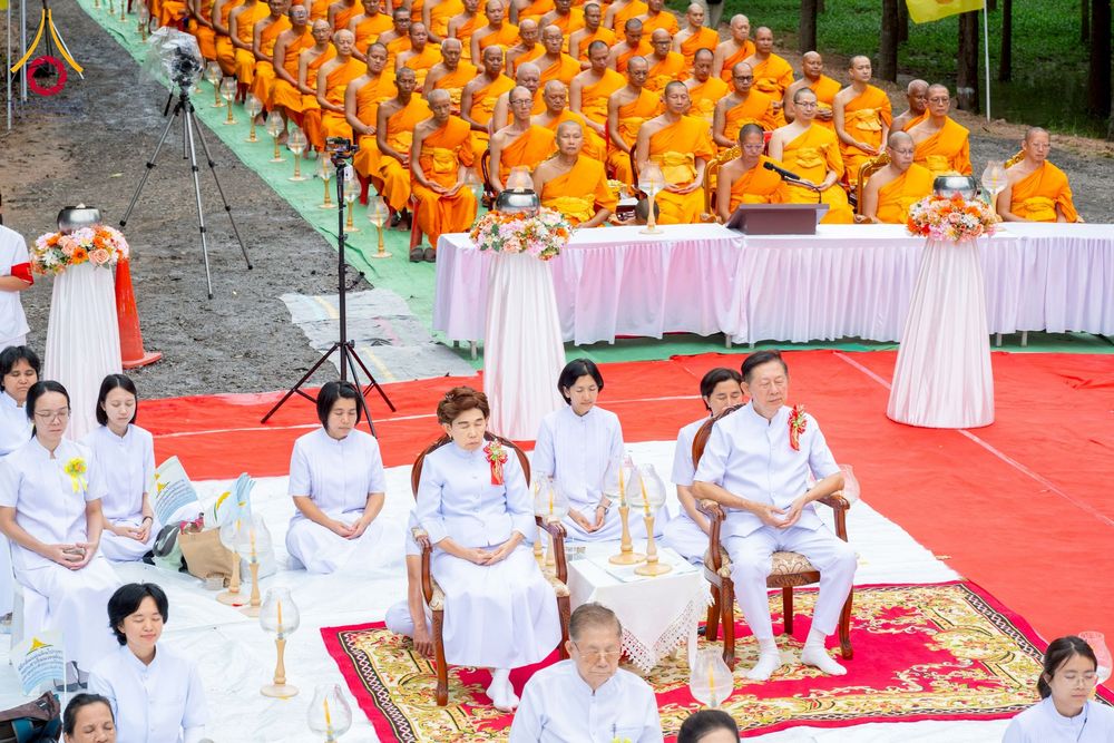 ภาพ No.261865:วันที่ 14 ตุลาคม พ.ศ. 2568 พิธีกลั่นแผ่นดิน โปรยทรายตอกเสาเข็มมหามงคลต้นแรก  สร้างองค์พระเจดีย์และจุดประทีปถวายเป็นพุทธบูชา ณ ศูนย์ปฏิบัติธรรมชัยนาท ต.ธรรมามูล อ.ชัยนาท จ.ชัยนาท