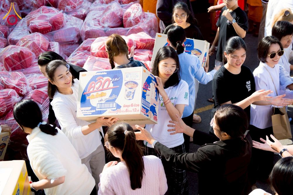 ภาพ No.273656:วันที่ 27 พฤศจิกายน พ.ศ. 2568 คณะศิษยานุศิษย์วัดพระธรรมกาย มูลนิธิธรรมกาย มอบอาหารและสิ่งของความช่วยเหลือให้พี่น้องชาวใต้ ผู้ประสบอุทกภัยน้ำท่วม