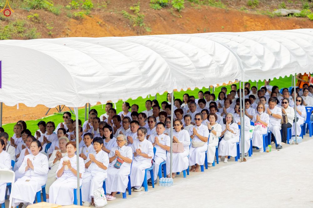 ภาพ No.239373:วันอาทิตย์ที่ 17 สิงหาคม พ.ศ. 2568 พิธีกดปุ่มอัญเชิญรูปเหมือน พระมงคลเทพมุนี (สด จันทสโร)  ณ มหาวิหารแก้วพระมงคลเทพมุนี  ศูนย์ปฏิบัติธรรมแก้วเมืองเลย