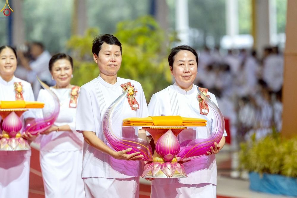 ภาพ No.243907:วันอาทิตย์ที่ 7 กันยายน พ.ศ. 2568 พิธีทอดผ้าป่าสมทบกฐินวัดพระธรรมกาย และสมทบกฐิน 30,000 วัดทั่วไทย ครั้งที่ 2 ณ ห้องแก้วสารพัดนึก 1 วัดพระธรรมกาย