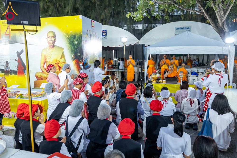 ภาพ No.288918:วันที่ 6 มกราคม พ.ศ. 2569 พิธีถวายภัตตาหารเป็นสังฆทาน แด่พระธรรมยาตรา ในโครงการธรรมยาตรา กตัญญูบูชา มหาปูชนียาจารย์ พระมงคลเทพมุนี(สด จนฺทสโร) พระผู้ปราบมาร อนุสรณ์สถาน 7 แห่ง ปีที่ 14 ณ อนุสรณ์สถานมหาวิหารพระมงคลเทพมุนี (โลตัสแลนด์) อ.สองพี่น้อง จ.สุพรร