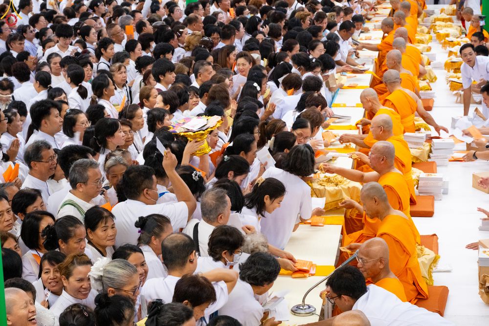 ภาพ No.330909:วันวิสาขบูชา อาทิตย์ที่ 31 พฤษภาคม พ.ศ.2569 พิธีบรรพชาสามเณรอุบาสก 11 ท่าน , พิธีถวายบาตรผ้าไตร และจตุปัจจัยไทยธรรม แด่สามเณร , พิธีอุปสมบทอุทิศชีวิต , พิธีกล่าวคำกัปปิยภัณฑ์  ณ อุโบสถพระไตรปิฎก วัดพระธรรมกาย จังหวัดปทุมธานี