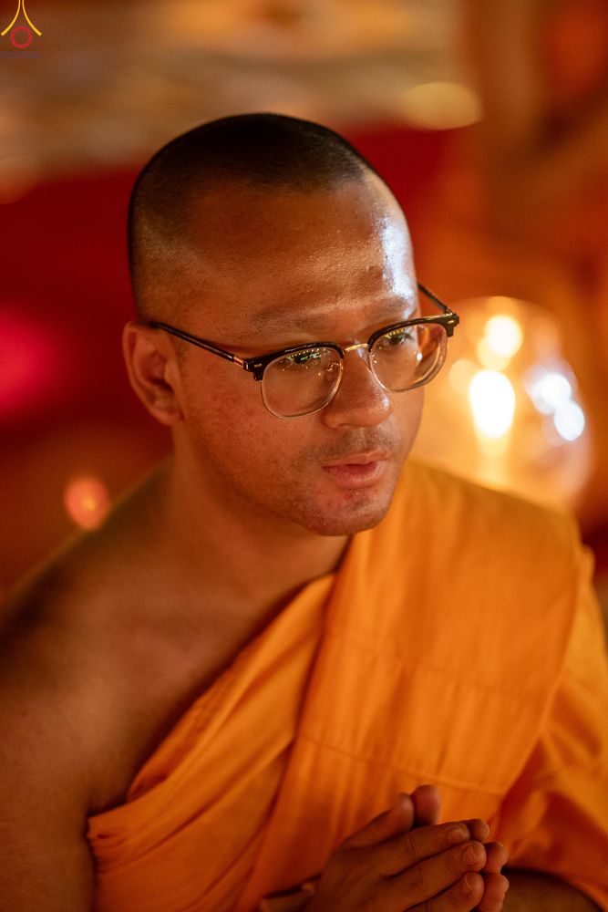 ภาพ No.290226:วันที่ 6 มกราคม พ.ศ. 2569 พิธีจุดประทีปถวายเป็นพุทธบูชา และบูชาธรรมมหาปูชนียาจารย์ (ภาพชุดที่ 2) ณ อนุสรณ์สถานมหาวิหารพระมงคลเทพมุนี (โลตัสแลนด์) อ.สองพี่น้อง จ.สุพรรณบุรี ในโครงการธรรมยาตรา กตัญญูบูชา มหาปูชนียาจารย์ พระมงคลเทพมุนี(สด จนฺทสโร) พระผู้ปรา