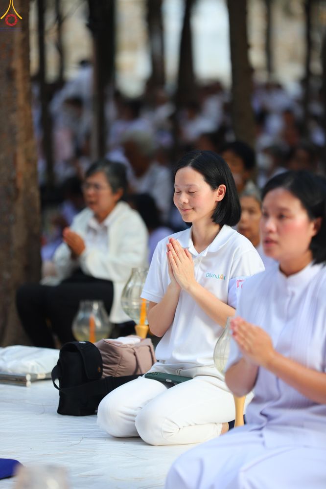 ภาพ No.290076:วันที่ 6 มกราคม พ.ศ. 2569 พิธีจุดประทีปถวายเป็นพุทธบูชา และบูชาธรรมมหาปูชนียาจารย์ (ภาพชุดที่ 2) ณ อนุสรณ์สถานมหาวิหารพระมงคลเทพมุนี (โลตัสแลนด์) อ.สองพี่น้อง จ.สุพรรณบุรี ในโครงการธรรมยาตรา กตัญญูบูชา มหาปูชนียาจารย์ พระมงคลเทพมุนี(สด จนฺทสโร) พระผู้ปรา