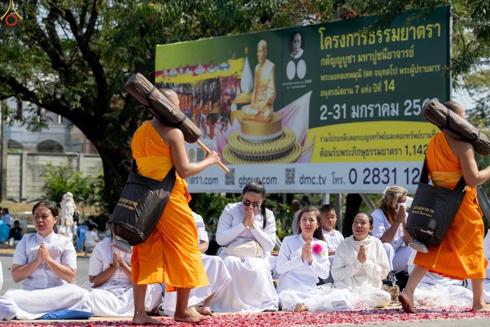 ภาพ No.304683:วันที่ 25 มกราคม พ.ศ. 2569 พิธีต้อนรับพระธรรมยาตรา (ภาพชุดที่ 2) รร.สามัคคีราษฏร์บำรุง-วัดพระธรรมกาย ในโครงการธรรมยาตรา กตัญญูบูชา มหาปูชนียาจารย์ พระมงคลเทพมุนี(สด จนฺทสโร) พระผู้ปราบมาร อนุสรณ์สถาน 7 แห่ง ปีที่ 14