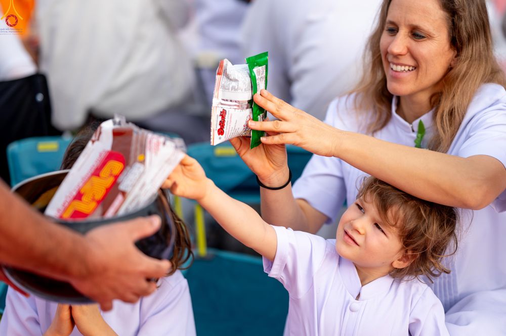 ภาพ No.302705:วันที่ 24 มกราคม พ.ศ. 2569 พิธีตักบาตรพระธรรมยาตรา(ภาพชุดที่ 2) ณ อนุสรณ์สถานลำดับที่ 5 สถานที่เผยแผ่วิชชาธรรมกายครั้งแรก อนุสรณ์สถานบางปลา วัดบางปลา อำเภอบางเลน จังหวัดนครปฐม ในโครงการธรรมยาตรา กตัญญูบูชา มหาปูชนียาจารย์ พระมงคลเทพมุนี(สด จนฺทสโร) พระผู