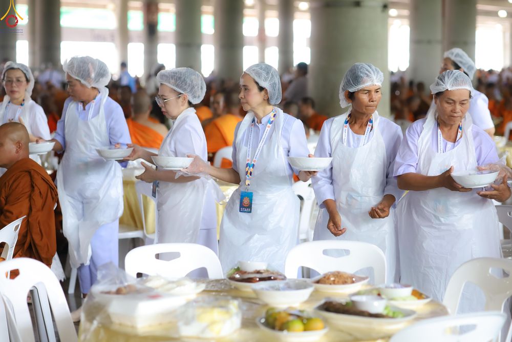 ภาพ No.325818:วันที่ 22 เมษายน พ.ศ.2569(วันคุ้มครองโลก) งานถวายมหาสังฆทาน 40,000 กว่าวัดทั่วประเทศ เจ้าหน้าที่ สาธุชน ร่วมใจจัดเตรียมภัตตาหารเพล (ชุด 2)