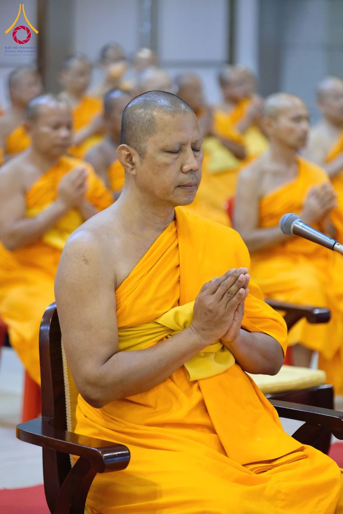 ภาพ No.284933:วันอาทิตย์ที่ 14 ธันวาคม พ.ศ.2568  พิธีปฏิบัติธรรม พิธีถวายภัตตาหารเป็นสังฆทาน พิธีมอบต้นสมบัติจักรพรรดิ ถวายแด่เจ้าอาวาสและประธานสงฆ์ 236 ศูนย์ส่งเสริมศีลธรรมทั่วโลก ณ สภาธรรมกายสากล วัดพระธรรมกาย