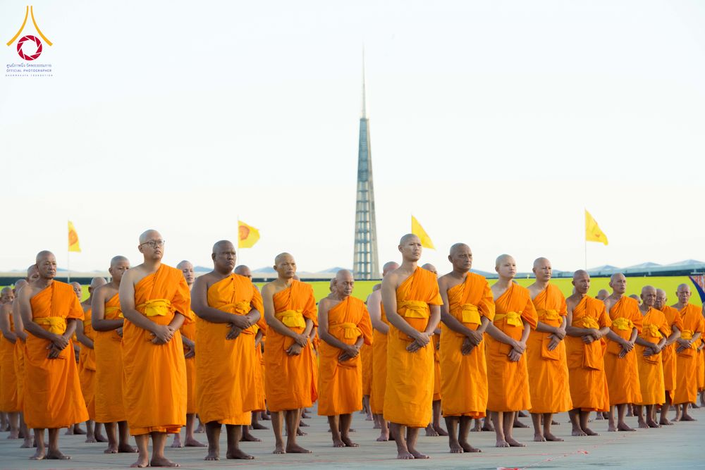 ภาพ No.285234:วันจันทร์ที่ 15 ธันวาคม พ.ศ.2568  บันทึกภาพหมู่ประวัติศาสตร์ โครงการบรรพชาอุปสมบทหมู่  รุ่นบูชาธรรมมหาปูชนียาจารย์ ประจำปี 2568 ณ ลานธรรมมหาธรรมกายเจดีย์ วัดพระธรรมกาย