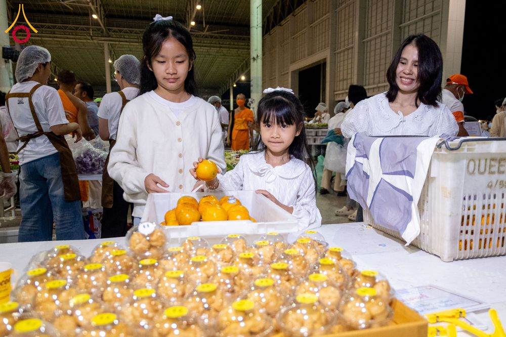 ภาพ No.303465:วันที่ 27 มกราคม พ.ศ. 2569 พิธีถวายภัตตาหารเป็นสังฆทาน แด่พระธรรมยาตรา ณ วัดพระธรรมกาย  จังหวัดปทุมธานี ในโครงการธรรมยาตรา กตัญญูบูชา มหาปูชนียาจารย์ พระมงคลเทพมุนี(สด จนฺทสโร) พระผู้ปราบมาร อนุสรณ์สถาน 7 แห่ง ปีที่ 14