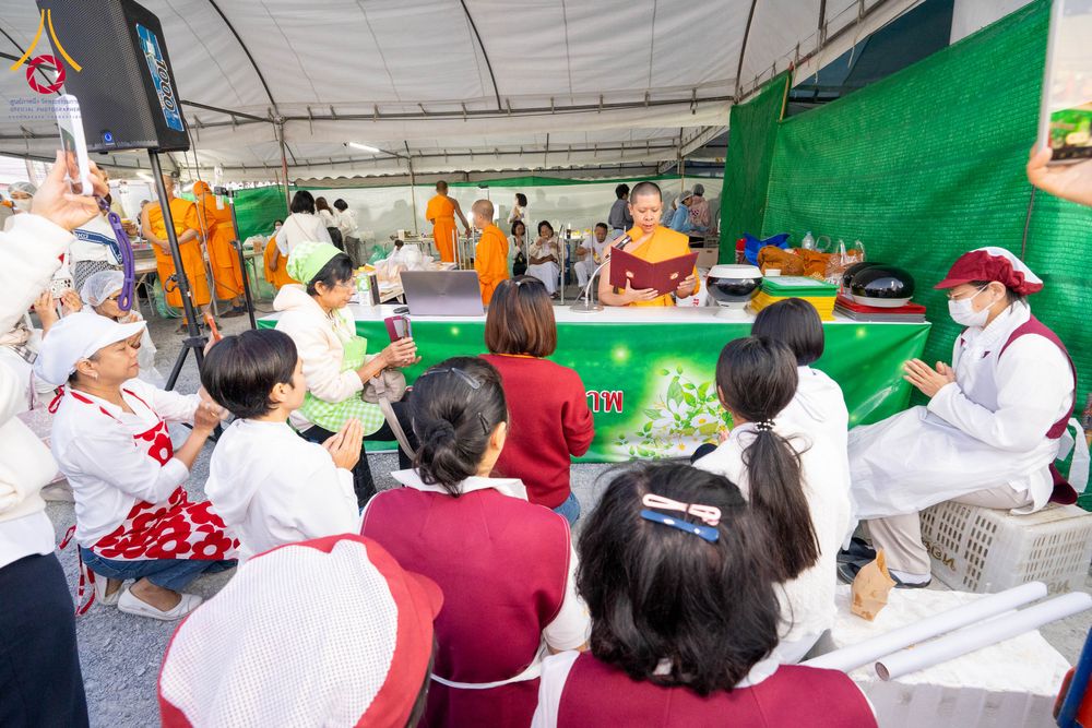 ภาพ No.290853:วันที่ 9 มกราคม พ.ศ. 2569 พิธีถวายภัตตาหารเป็นสังฆทาน แด่พระธรรมยาตรา ณ อนุสรณ์สถานคลองบางนางแท่น อ.สามพราน จ.นครปฐม ในโครงการธรรมยาตรา กตัญญูบูชา มหาปูชนียาจารย์ พระมงคลเทพมุนี(สด จนฺทสโร) พระผู้ปราบมาร อนุสรณ์สถาน 7 แห่ง ปีที่ 14