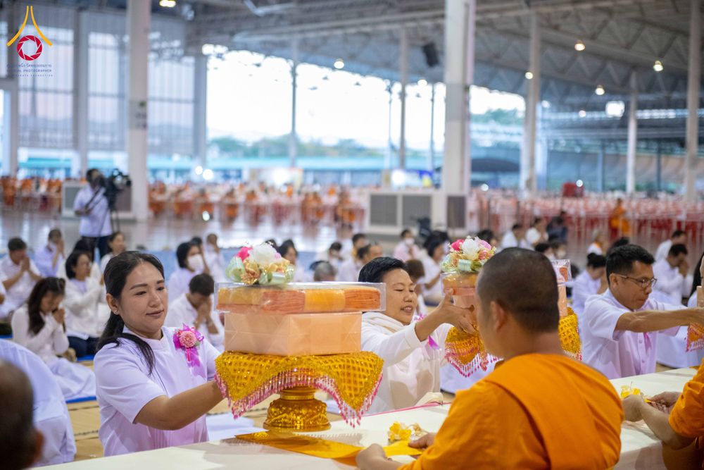 ภาพ No.305343:วันที่ 29 มกราคม พ.ศ. 2569 พิธีถวายภัตตาหารเป็นสังฆทาน แด่พระธรรมยาตรา ณ วัดพระธรรมกาย  จังหวัดปทุมธานี ในโครงการธรรมยาตรา กตัญญูบูชา มหาปูชนียาจารย์ พระมงคลเทพมุนี(สด จนฺทสโร) พระผู้ปราบมาร อนุสรณ์สถาน 7 แห่ง ปีที่ 14