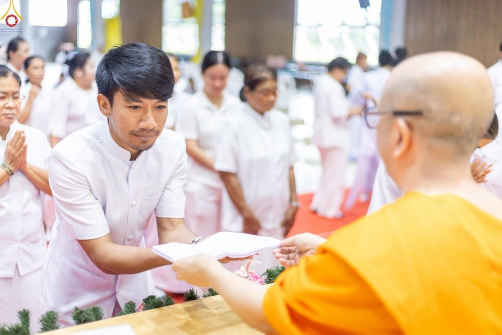 ภาพ No.249078:วันที่ 26-28 กันยายน พ.ศ. 2568 โครงการอบรม อุบาสกแก้ว อุบาสิกาแก้ว รุ่นที่ 3  ณ ศูนย์ปฏิบัติธรรมสมุทรปราการ ได้รับความเมตตาจากคณะสงฆ์ในพื้นที่  รวมถึงผู้บริหารสถานศึกษา ที่นำนักเรียนระดับมัธยมปลาย  มารับฟังข้อมูลเพื่อที่จะเป็นกำลังสำคัญ ในการเข้าร่วมขบวน