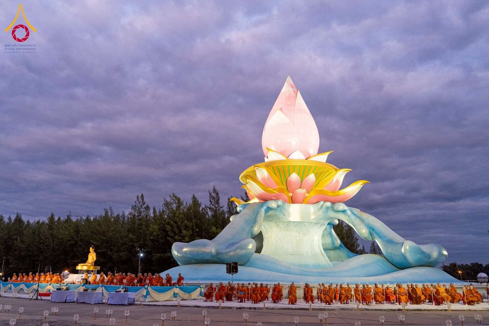 ภาพ No.266108:วันพุธที่ 5 พฤศจิกายน พ.ศ. 2568 (วันพระ ขึ้น 15 ค่ำ เดือน 12) พิธีจุดประทีปโคมลาน, โคมลอย และลอยกระทง ถวายประทีปเป็นพุทธบูชา สร้างความสว่างไสวให้กับแผ่นดินด้วยแสงธรรม ณ พุทธอุทยานนานาชาติ จังหวัดหนองคาย