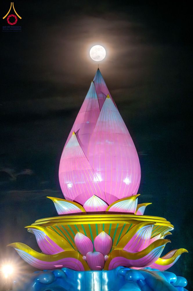 ภาพ No.162277:พิธีจุดประทีปโคมลาน ถวายเป็นพุทธบูชา สร้างความสว่างไสวให้กับแผ่นดินด้วยแสงธรรม วันพฤหัสบดีที่ 17 ตุลาคม พ.ศ. 2567 ณ พุทธอุทยานนานาชาติ จังหวัดหนองคาย