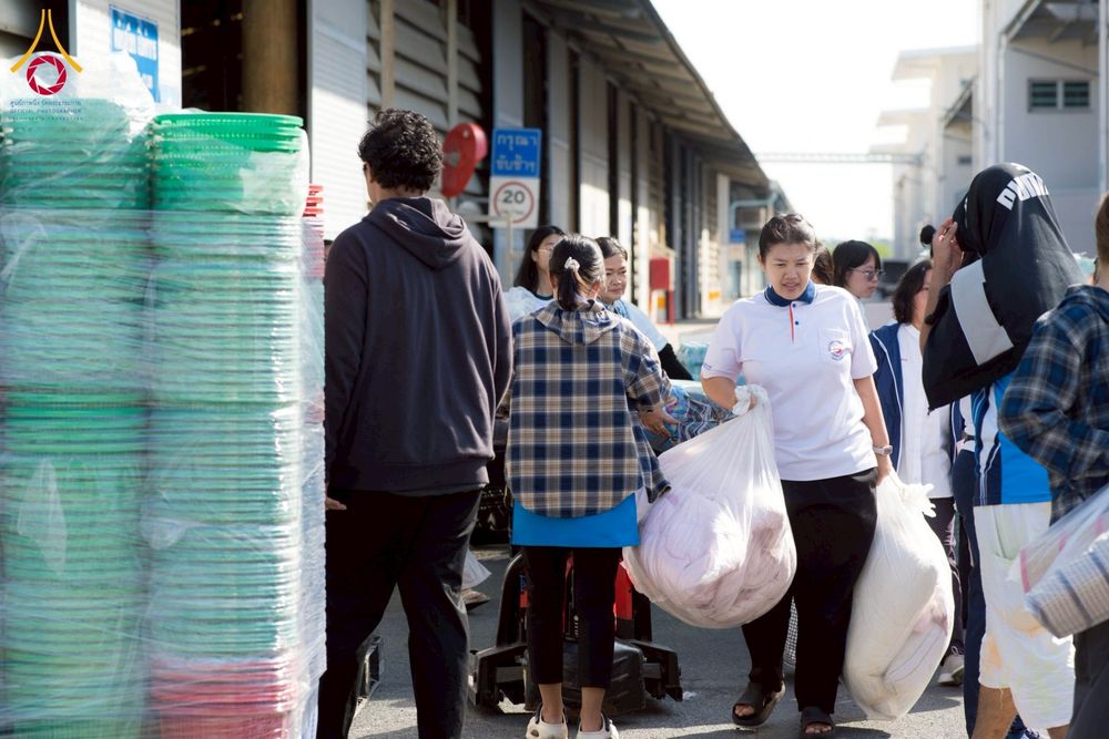 ภาพ No.273681:วันที่ 27 พฤศจิกายน พ.ศ. 2568 คณะศิษยานุศิษย์วัดพระธรรมกาย มูลนิธิธรรมกาย มอบอาหารและสิ่งของความช่วยเหลือให้พี่น้องชาวใต้ ผู้ประสบอุทกภัยน้ำท่วม