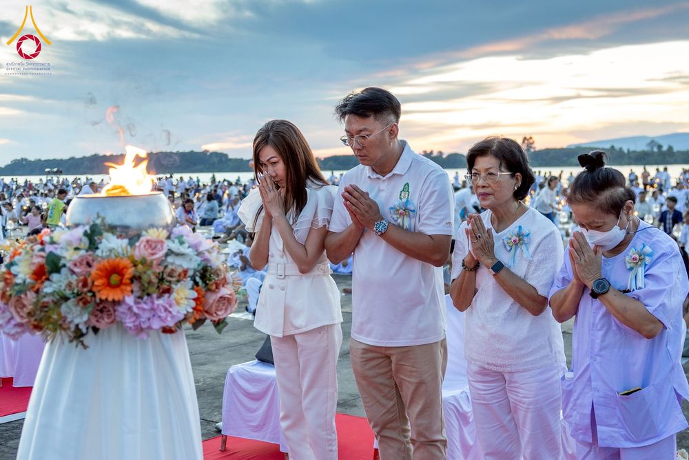 ภาพ No.250454:วันอังคารที่ 7 ตุลาคม พ.ศ. 2568 พิธีจุดประทีปบูชาพระรัตนตรัย ณ ลานธรรมปทุมรัตน์ธรรมเจดีย์ พุทธอุทยานนานาชาติ อ.โพนพิสัย จ.หนองคาย