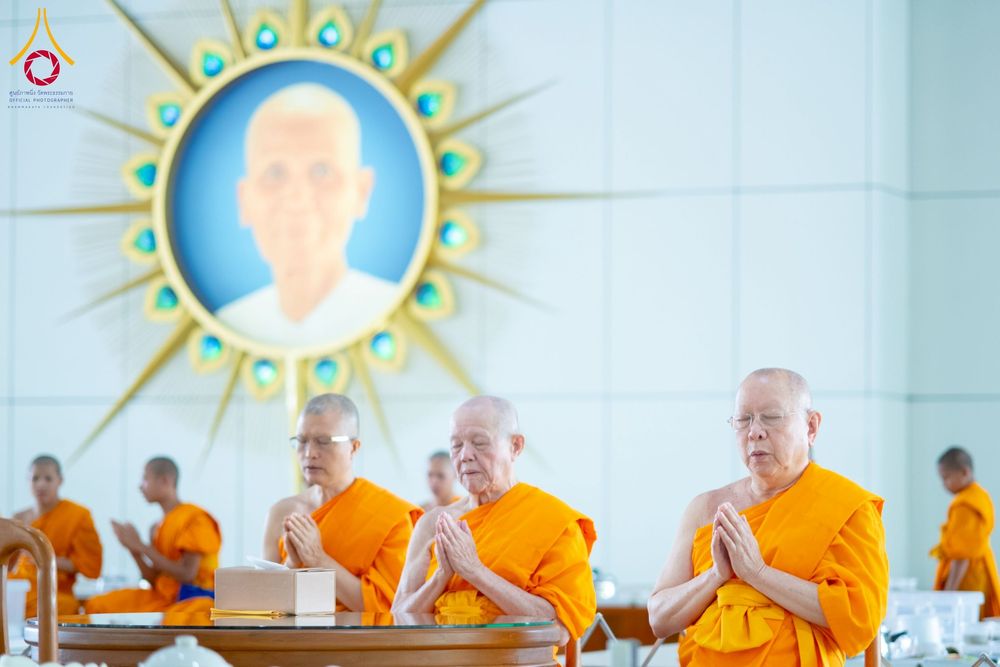 ภาพ No.262686:วันที่ 18,25 ตุลาคม พ.ศ. 2568 พิธีถวายภัตตาหารเมนูสวรรค์ เพื่อการบรรลุธรรม ณ หอฉันคุณยายอาจารย์ฯ วัดพระธรรมกาย