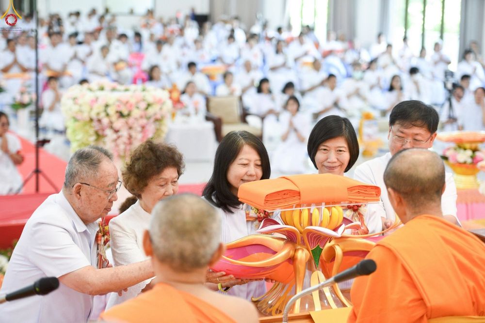 ภาพ No.261578:วันที่ 17-18 ตุลาคม พ.ศ. 2568 พิธีเจริญพระพุทธมนต์คณะสงฆ์ 108 กลั่นแผ่นดินองค์พระเจดีย์สระบุรี สมโภชองค์กฐิน และพิธีทอดกฐิน ณ ศูนย์ปฏิบัติธรรมสระบุรี ในโครงการกฐินสามัคคีทั่วไทย 30,000 วัด บูชาธรรม 81 ปี หลวงพ่อธัมมชโย โดยคณะศิษยานุศิษย์วัดพระธรรมกาย