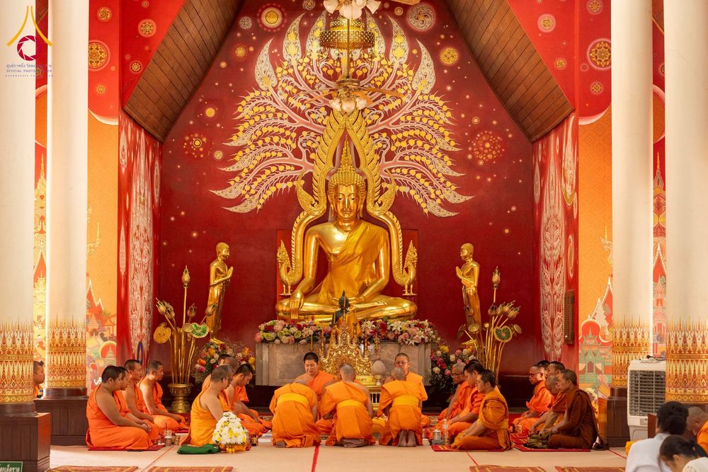 ภาพ No.275866:วันพุธที่ 3 ธันวาคม พ.ศ. 2568 พิธีบรรพชาอุปสมบท โครงการอุปสมบทบูชาธรรมมหาปูชนียาจารย์ ศูนย์อบรม : ศูนย์ส่งเสริมศีลธรรม จ.พะเยา ณ โบราณสถานพระธาตุจอมทอง และ โบสถ์กลางน้ำ วัดพระธาตุศรีโคมคำ อำเภอเมือง จังหวัดพะเยา