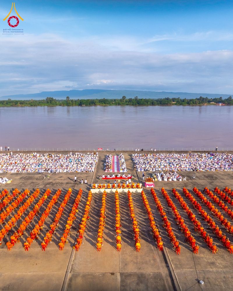 ภาพ No.250546:วันพุธที่ 8 ตุลาคม พ.ศ. 2568 พิธีตักบาตรเทโวโรหณะ ณ ลานธรรมปทุมรัตน์ธรรมเจดีย์ พุทธอุทยานนานาชาติ อ.โพนพิสัย จ.หนองคาย