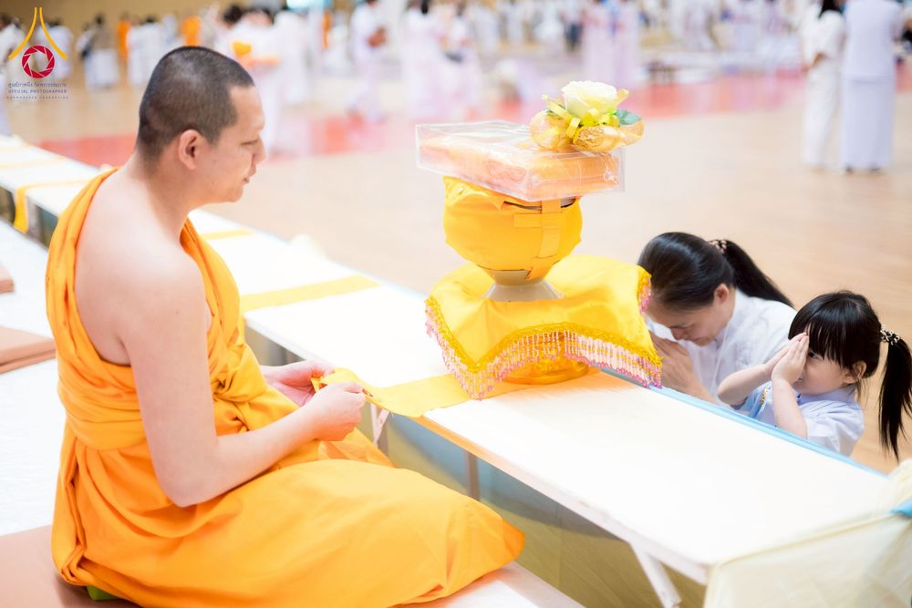 ภาพ No.270608:วันอาทิตย์ที่ 16 พฤศจิกายน พ.ศ. 2568 ถวายกองทุนโครงการอุปสมบทหมู่ 3,000 รูปทั่วไทย  รุ่นบูชาธรรมมหาปูชนียาจารย์ ณ ห้องแก้วสารพัดนึก 2 สภาธรรมกายสากล วัดพระธรรมกาย