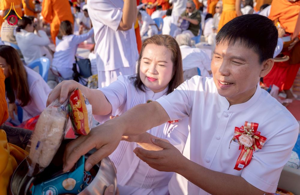 ภาพ No.276920:วันเสาร์ที่ 6 ธันวาคม พ.ศ. 2568 พิธีตักบาตรพระ 1,000 รูป อุทิศถวายพระราชกุศลสมเด็จพระนางเจ้าสิริกิติ์ พระบรมราชินีนาถ พระบรมราชชนนี พันปีหลวง และ ทำบุญเมืองลำปาง ครบรอบ 1,345 ปี ณ ลานพระบรมราชานุสาวรีย์สมเด็จพระนเรศวรมหาราชนครลำปาง อ.เกาะคา จ.ลำปาง