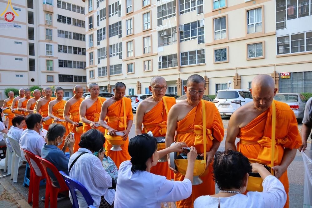 ภาพ No.136050:พระธรรมทายาท โครงการบวชพระนานาชาติ AEC & WAB ผู้บริหารรุ่นที่ 2 บิณฑบาต ณ หอฉันคุณยายอาจารย์ฯ เมืองแก้วมณี หมู่บ้านแก้วพุทธรักษา วันที่ 28 เมษายน พ.ศ. 2567