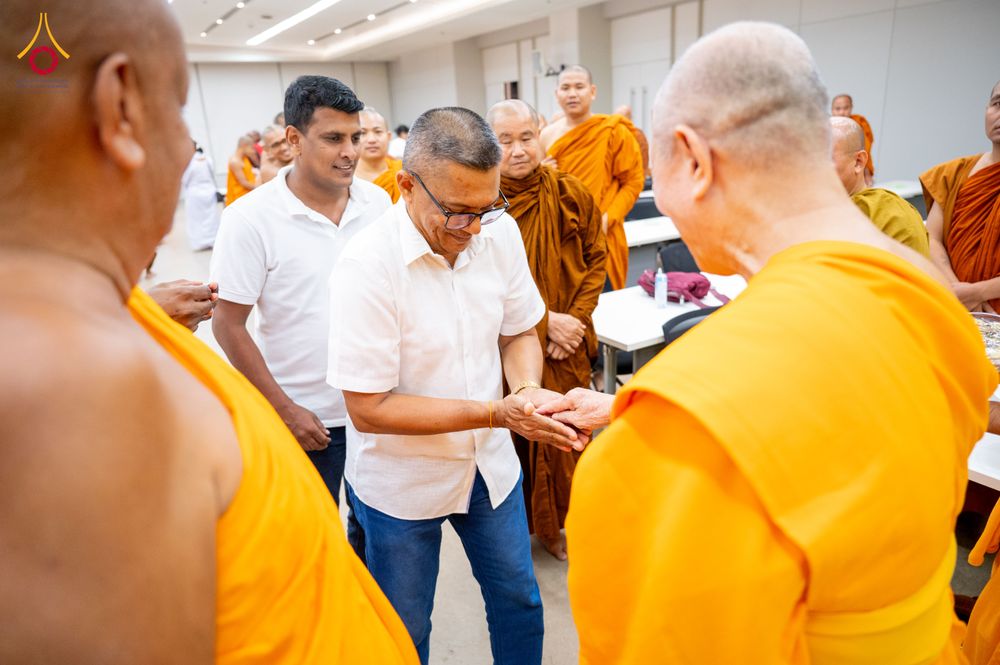 ภาพ No.323373:หลวงพ่อทัตตชีโว รองเจ้าอาวาสวัดพระธรรมกาย ถวายการต้อนรับปฏิสันถารคณะสงฆ์จากประเทศศรีลังกา