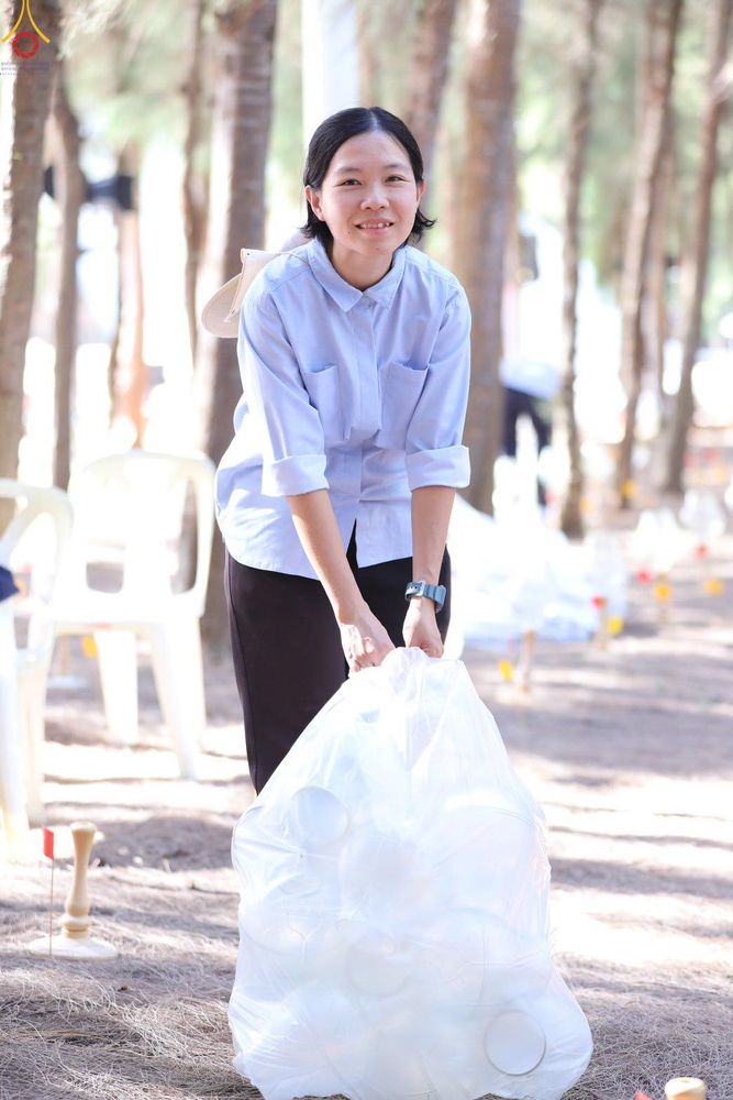 ภาพ No.300520:ภาพเบื้องหลังอาสาสมัครรวมใจ ชุดที่ 3 ในโครงการธรรมยาตรา กตัญญูบูชา มหาปูชนียาจารย์ พระมงคลเทพมุนี(สด จนฺทสโร) พระผู้ปราบมาร อนุสรณ์สถาน 7 แห่ง ปีที่ 14