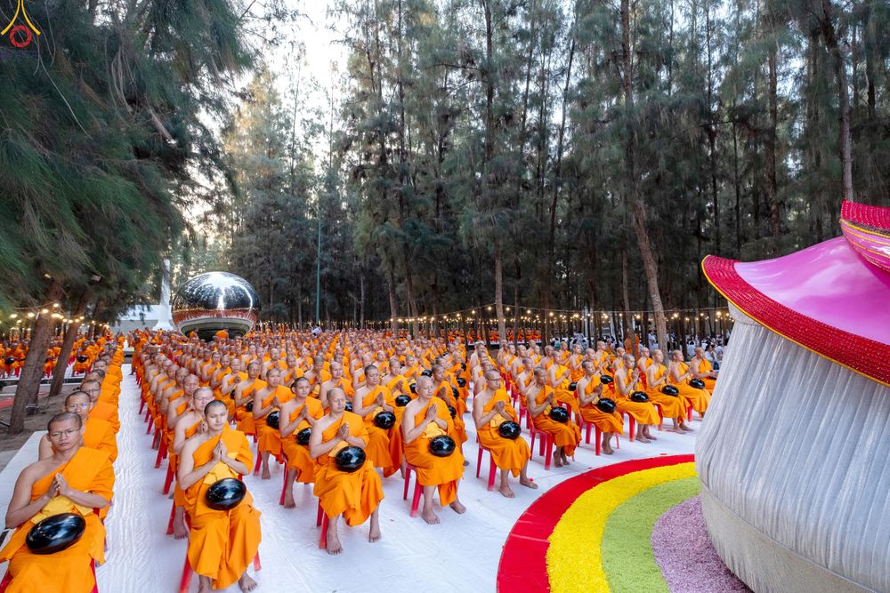 ภาพ No.289265:วันที่ 7 มกราคม พ.ศ. 2569 พิธีตักบาตรพระธรรมยาตรา ณ อนุสรณ์สถานลำดับที่ 1 สถานที่เกิดด้วยรูปกายเนื้อ อนุสรณ์สถานมหาวิหารพระมงคลเทพมุนี (โลตัสแลนด์) อ.สองพี่น้อง จ.สุพรรณบุรี ในโครงการธรรมยาตรา กตัญญูบูชา มหาปูชนียาจารย์ พระมงคลเทพมุนี(สด จนฺทสโร) พระผู้ป